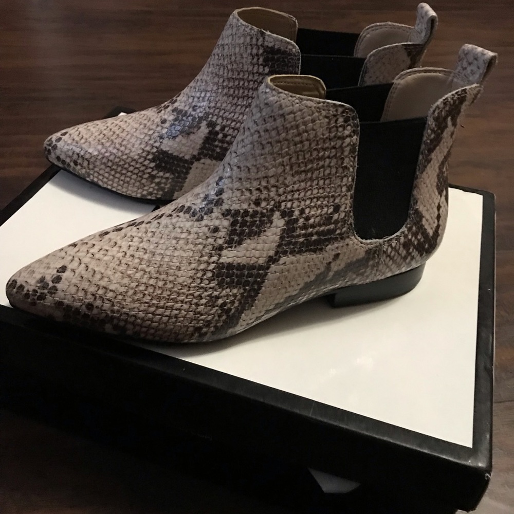 New Nine West snake skin booties